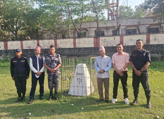 सिमा स्तम्भको निरिक्षण गर्नु हुदै प्र.जि.अ. श्री जनार्दन गौतम ज्यू