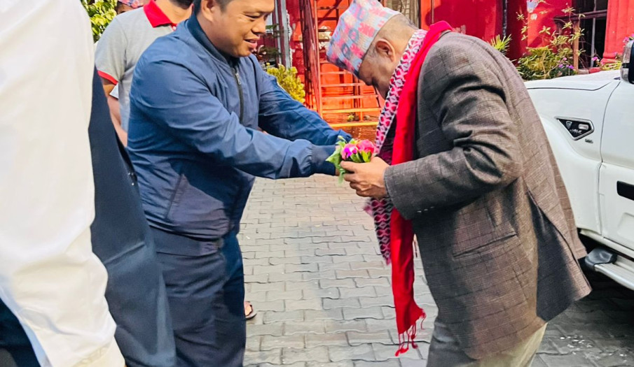 प्रमुख जिल्ला अधिकारी श्री जनादर्न गौतमज्यूको जिल्ला प्रशासन कार्यालय कपिलवस्तुमा स्वागत गर्दै