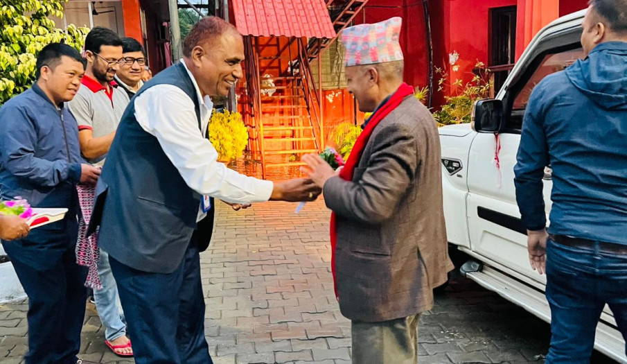 प्रमुख जिल्ला अधिकारी श्री जनादर्न गौतमज्यूको जिल्ला प्रशासन कार्यालय कपिलवस्तुमा स्वागत गर्दै
