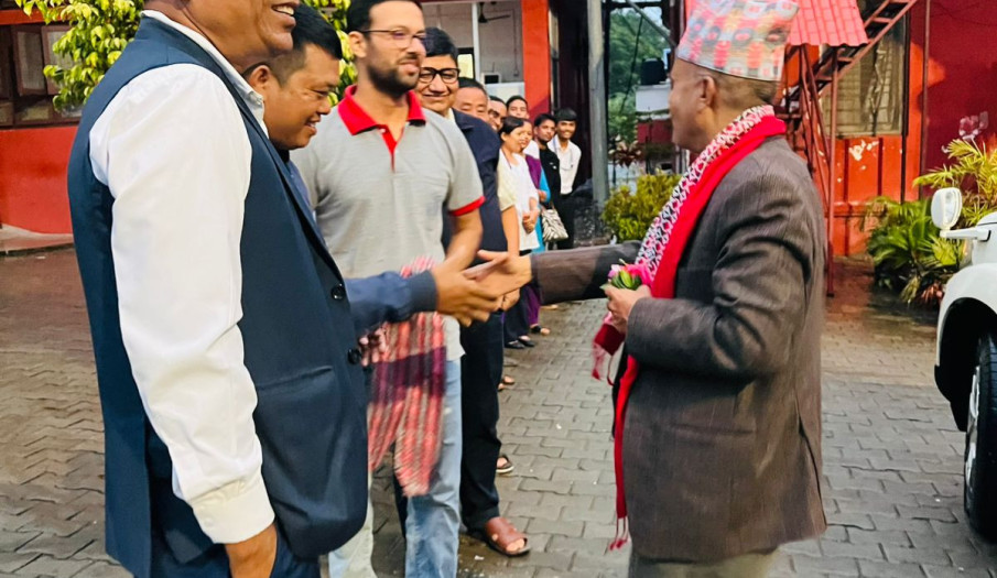 प्रमुख जिल्ला अधिकारी श्री जनादर्न गौतमज्यूको जिल्ला प्रशासन कार्यालय कपिलवस्तुमा स्वागत गर्दै