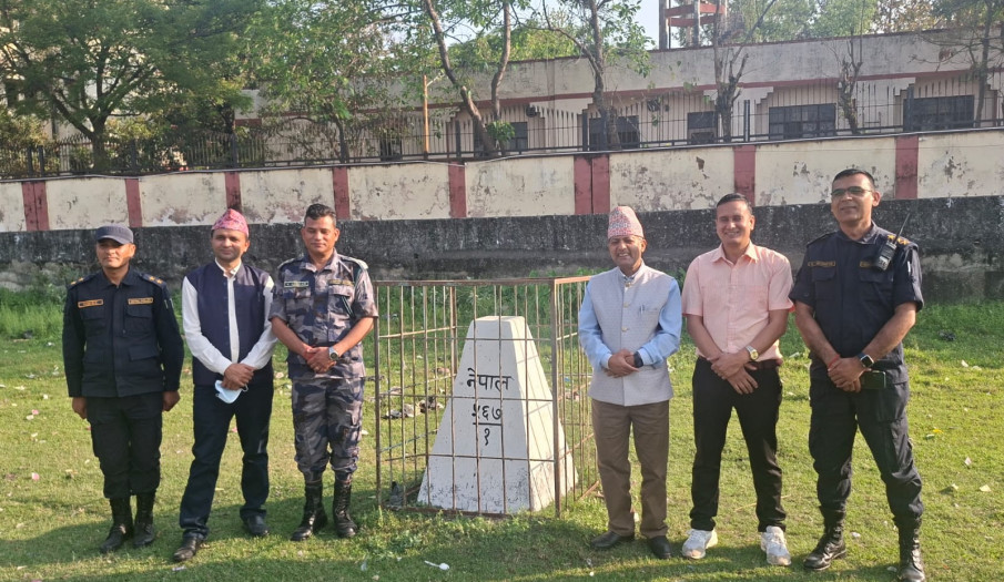 सिमा स्तम्भको निरिक्षण गर्नु हुदै प्र.जि.अ. श्री जनार्दन गौतम ज्यू