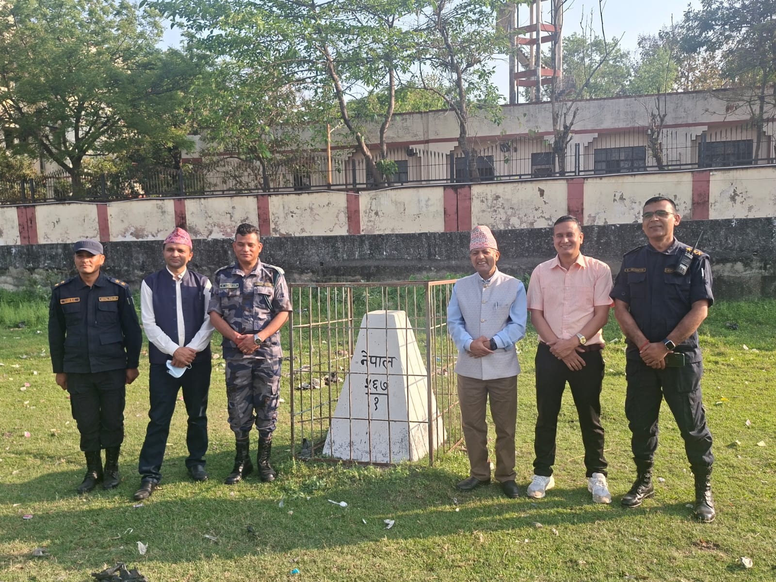 सिमा स्तम्भको निरिक्षण गर्नु हुदै प्र.जि.अ. श्री जनार्दन गौतम ज्यू